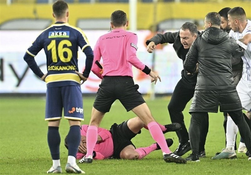 واکنش داور مضروب ترکیه‌ای به محرومیت ضارب