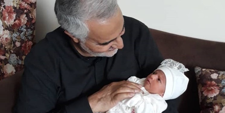 نوربالا| حاج قاسم: شما ریش دارید، نوه‌هایم را نبوسید!