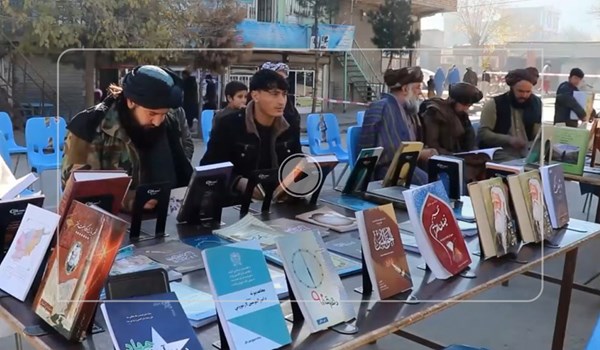 فیلم| برپایی اولین نمایشگاه خیابانی کتاب در غرب افغانستان