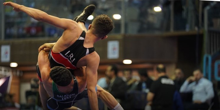 پیروزی نایب قهرمان جهان در کشتی جنجالی و هجوم تماشاگران به تشک + فیلم