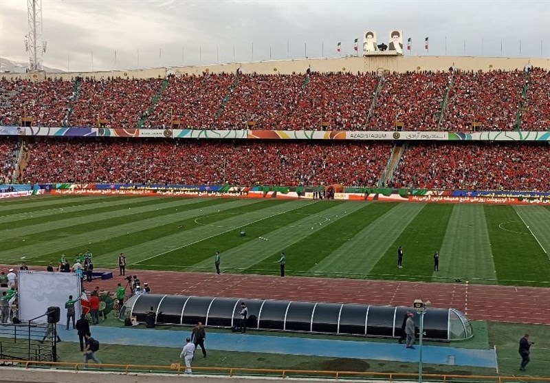 پُرشدن ورزشگاه آزادی و شعارهای تند پرسپولیسی‌ها و سپاهانی‌ها