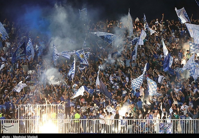 استقبال کم هواداران استقلال و کیفیت چمن ورزشگاه در حد افتضاح! عکس