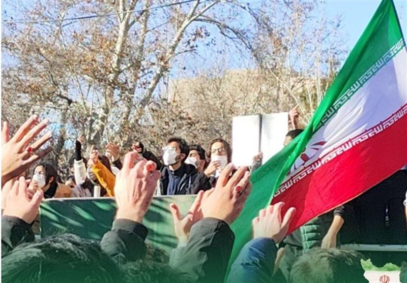 تجمع در تعدادی از دانشگاه‌ها/ حمایت از مطالبات قانونی و هوشیاری در برابر اغتشاش