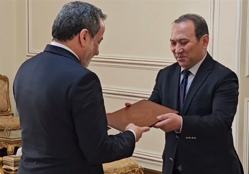 تقدیم رونوشت استوارنامه سفیر قزقیزستان به عراقچی