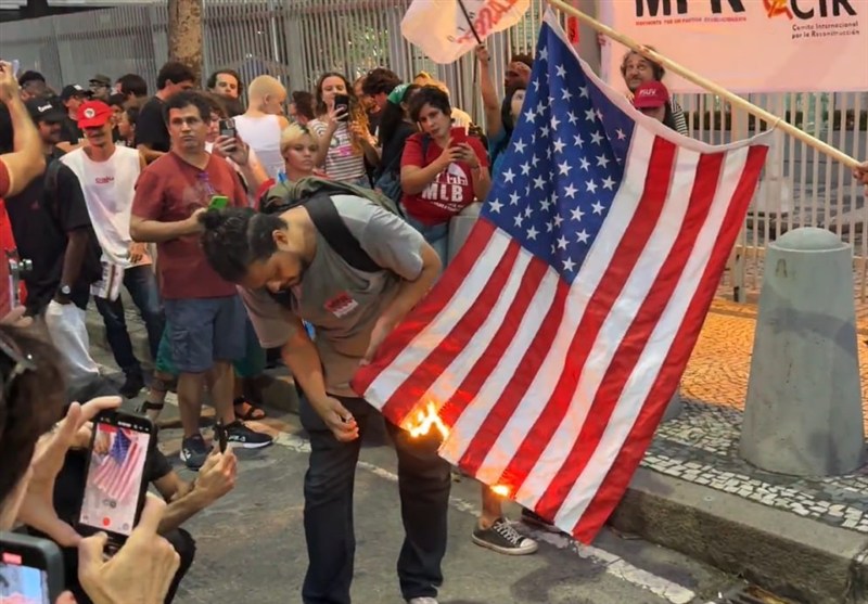خشم مردم برزیل از ربودن مادورو و آتش‌زدن پرچم آمریکا+فیلم