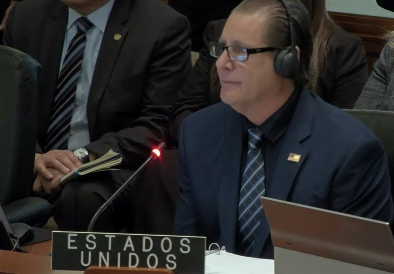 قطع سخنرانی نماینده آمریکا با اعتراض فعال معترض به حمله علیه ونزوئلا