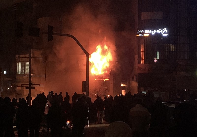 اغتشاشگران بانک ملی را در پونک آتش زدند/ رصد آشوبگران با پهپاد