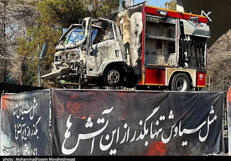 نمایش خودروهای امدادی و آتش‌نشانیِ آسیب‌دیده در اغتشاشات